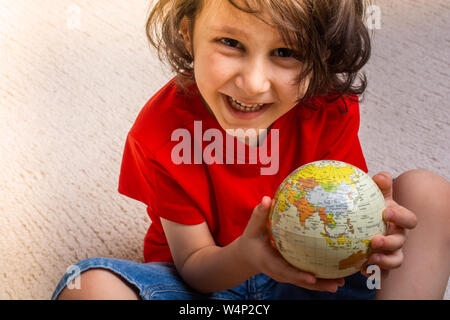 Globe de la terre dans les mains que l'environnement et sauver la planète concept Banque D'Images