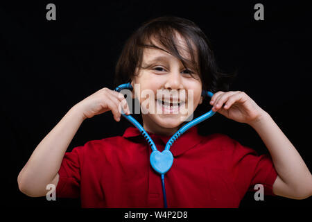 Le petit garçon futur médecin détient stethoscope Banque D'Images
