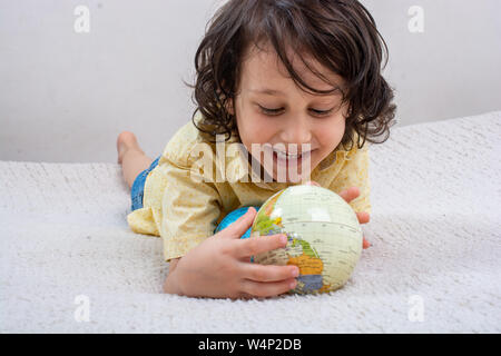 Globe de la terre dans les mains que l'environnement et sauver la planète concept Banque D'Images