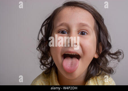 Closeup portrait of boy alittle coller sa langue out Banque D'Images