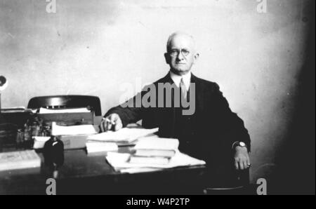 Portrait de M. Joseph Sweetman Ames à son bureau au siège de la NACA, Boston, Massachusetts, 1920. Droit avec la permission de la National Aeronautics and Space Administration (NASA). () Banque D'Images