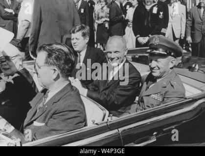 Le président John F Kennedy, John Glenn et le général Leighton JE Davis équitation dans une voiture pendant un défilé, Cocoa Beach Cocoa Beach, Floride, le 23 février 1962. Droit avec la permission de la National Aeronautics and Space Administration (NASA). () Banque D'Images