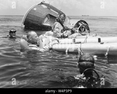 La formation à la survie la pratique du premier équipage pour le vol spatial Gemini V dans le golfe du Mexique, y compris les astronautes Charles Conrad Jr et L. Gordon Cooper Jr, le 21 juillet 1965. Droit avec la permission de la National Aeronautics and Space Administration (NASA). () Banque D'Images