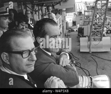 Le président Richard Nixon, administrateur de la NASA, M et Mme Thomas Paine O regarder les astronautes d'Apollo 11 à pied de l'hélicoptère de récupération à l'installation de quarantaine mobile à bord du USS Hornet, le 24 juillet 1969. Droit avec la permission de la National Aeronautics and Space Administration (NASA). () Banque D'Images