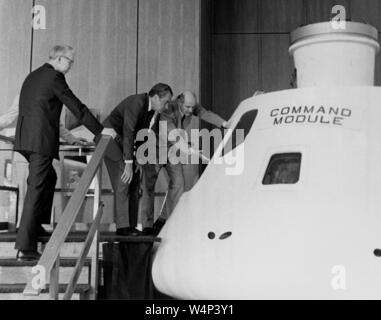 P'astronaute Thomas Stafford et le Dr James C Fletcher une réunion d'information sur le module de commande Apollo au président Richard Nixon M, avril, 1974. Droit avec la permission de la National Aeronautics and Space Administration (NASA). () Banque D'Images