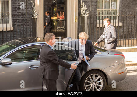 Downing Street, Londres, Royaume-Uni. 24 juillet 2019. Boris Johnson sort d'un véhicule de luxe à l'extérieur du 10 Downing Street, Londres, lors d'une visite officielle ou d'une réunion. La scène capture un moment d’activité politique à la résidence du premier ministre britannique. Boris Johnson arrive au numéro 10. Alors que Boris Johnson prête serment en tant que prochain premier ministre, de nouveaux membres de son cabinet arrivent à Downing Street. Penelope Barritt/Alamy Live News Banque D'Images