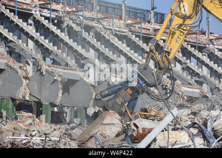 Madrid, Espagne. 24 juillet 2019. Un mechanical digger démolition du stade Vicente Calderon.démolition continue au Vicente Calderon à l'ancien stade de l'Atlético de Madrid. L'Atletico Madrid s'attendre à engranger un total de €180m de la vente de la région qui ont tenu leur ancien stade Vicente Calderon qu'ils libérées à l'issue de la campagne 2016/17 pour passer au stade Metropolitano de Wanda. Crédit : John Milner SOPA/Images/ZUMA/Alamy Fil Live News Banque D'Images