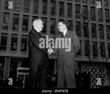 Le président Harry S. Truman, serre la main avec l'administrateur de la NASA James E Webb lors d'une visite présidentielle à l'ouverture récente du nouveau quartier général de la NASA à Washington, District de Columbia, le 3 novembre 1961. Droit avec la permission de la National Aeronautics and Space Administration (NASA). () Banque D'Images