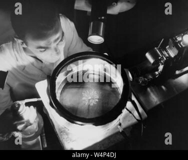 Physicien NACA rayons alpha études dans une chambre à brouillard continu à Lewis Research Center, Cleveland, Ohio, le 12 septembre 1957. Droit avec la permission de la National Aeronautics and Space Administration (NASA). () Banque D'Images