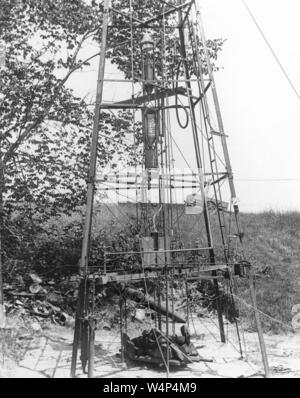 Le Dr Robert H Goddard's fusée à propergol liquide dans la tour, prêt pour le test à Auburn, Massachusetts, le 17 juillet 1929. Droit avec la permission de la National Aeronautics and Space Administration (NASA). () Banque D'Images