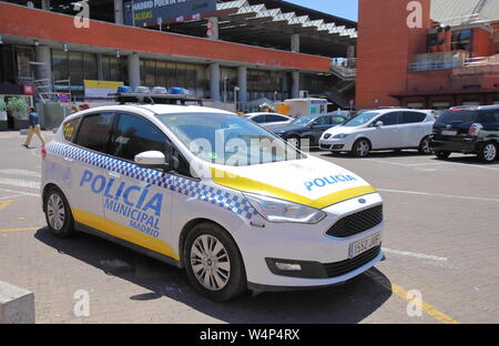 Voiture de police stationné à la gare d'Atocha Madrid Espagne Banque D'Images