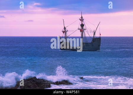 Santa Maria de Colombo en pleine mer au coucher du soleil - la réplique de phare de Christophe Colomb "SANTA MARIA", construit sur l'île portugaise de Madère à Banque D'Images