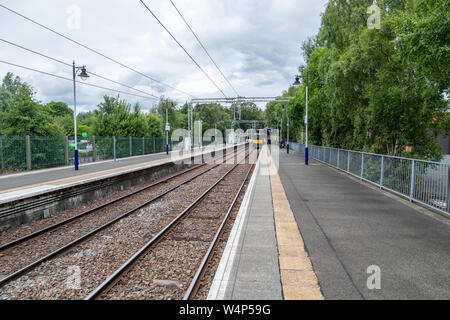 Une vue le long des quais de la Gare de Milngavie montrant un train électrique de classe 318 en attente à la plateforme 1. Banque D'Images