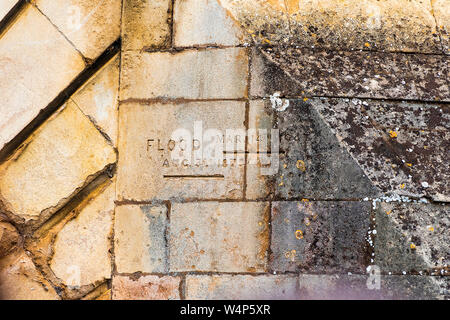 Cambridge, UK - Août 2018 : Pont Cuisine Cambridge, montrant deux marqueurs d'inondation,avec les dates 'Aug. 3e 1870' et 'Mar. 14E 1947' Banque D'Images