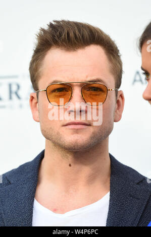 Taron Egerton assistant à la Fondation Elton John contre le sida songe d'une partie à Jean Pigozzi's Villa Dorane, Antibes, France. Banque D'Images