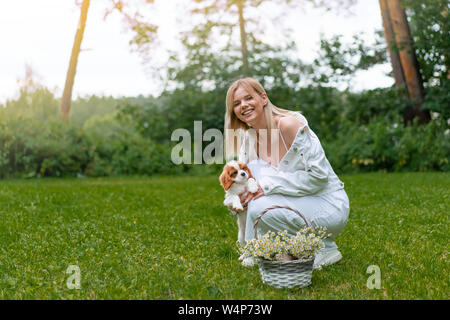 Jeunes et belles women hugging avec le chien Cocker. Park Banque D'Images