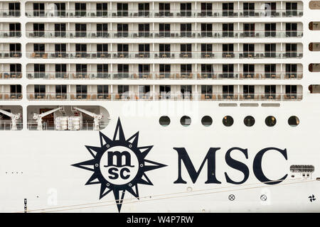 Le logo MSC Cruises et les balcons de cabine sans personne sur le paquebot de croisière MSC Orchestra Banque D'Images