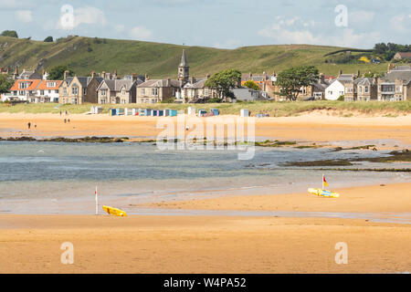 Drapeaux rouge et jaune sur la plage - Elie, Fife, Scotland, UK Banque D'Images