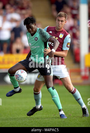 Elijah de Walsall Adebayo (à gauche) et l'Aston Villa Björn Engels (à droite) bataille pour la balle durant le match amical de pré-saison au stade de banques, Walsall. Banque D'Images