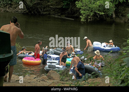 Les gens le flexible à la rivière Neuse en Caroline du Nord, USA Banque D'Images