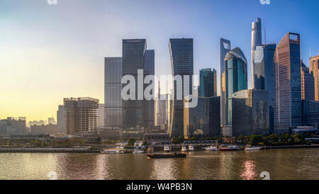 L'approche highrise centre financier de Shanghai sur la rivière Huangpu au lever du soleil. Banque D'Images