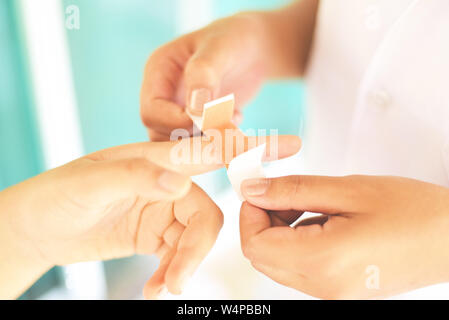 La plaie d'un pansement doigt blessé par de premiers soins infirmiers / Soins de santé et les blessures des doigts medicine concept Banque D'Images