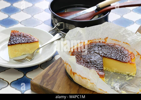 Basque maison brûlée gâteau au fromage, dessert bar espagnol Banque D'Images
