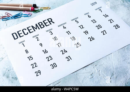 Calendrier mensuel Décembre 2019 Simple sur table avec les fournitures de bureau Banque D'Images