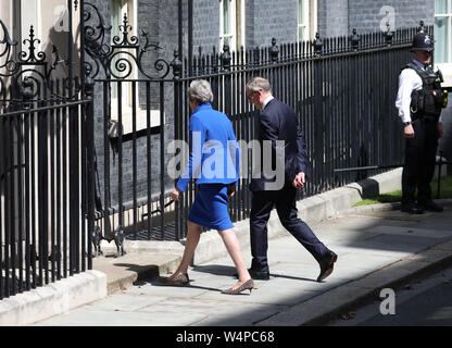 Londres, Royaume-Uni. 24 juillet, 2019. Le Premier ministre britannique actuel, Theresa peut, avec mari Philip peut derrière, se prépare à quitter le numéro 10 Downing Street avant la visite de la reine Elizabeth II et de quitter ses fonctions en tant que premier ministre, avant de Boris Johnson devient le nouveau premier ministre au 10 Downing Street, Londres, le 24 juillet 2019 Crédit : Paul Marriott/Alamy Live News Banque D'Images