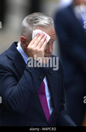 Londres, Royaume-Uni. 24 juillet, 2019. Huw Edwards, présentateur de BBC News/journaliste mops son front comme la Grande-Bretagne est au milieu d'une mini vague. Edwards a été à Downing Street pour voir l'actuel Premier ministre britannique, Theresa May, Numéro 10, Downing Street pour la dernière fois à visiter la reine Elizabeth II et de se retirer de son poste de Premier ministre, avant de Boris Johnson devient le nouveau premier ministre au 10 Downing Street, Londres, le 24 juillet 2019 Crédit : Paul Marriott/Alamy Live News Banque D'Images