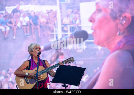 La plage de Zurriola, Espagne. 24 juillet 2019. Joan Baez effectuant le 24 juillet 2019 au stade vert Heineken, placé sur la plage de Zurriola, de la Heineken Jazz Festival l'un de ses derniers concerts avant sa retraite comme une partie de sa tournée mondiale "Fare Thee Well". Lieu 24-28 Juillet à Donostia-San Sebastian la 54 édition de la Heineken Jazzaldia 2019 (Basque Country-Spain). Le Festival est l'un des plus anciens en Europe et le plus ancien de l'Espagne. Credit : ALVARO VELAZQUEZ/Alamy Live News" Banque D'Images