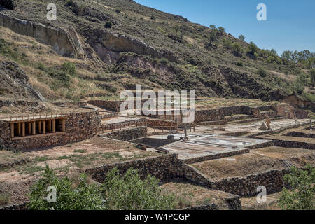 Les mines de sel de Poza de la Sal, à droite sur le bord de la Masa Paramo, cratère de 2,5 km de diamètre, l'un des plus parfaits diapiros, Burgos, Espagne Banque D'Images