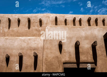 Santa Fe, Nouveau Mexique, avec mur d'adobe et les ombres. vigas Banque D'Images