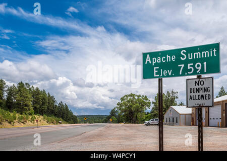 L'altitude du sommet apache Mescalero signe sur la réserve indienne Apache, l'US Highway 70 à Otero County, Nouveau Mexique, USA Banque D'Images