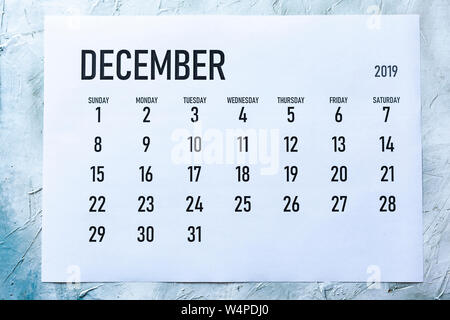 Calendrier mensuel Décembre 2019 Simple sur table avec les fournitures de bureau Banque D'Images