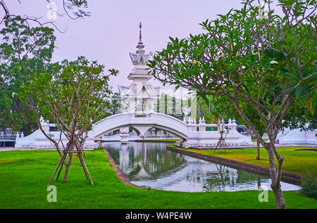 Le pittoresque pont avec petite pagode dans jardin de Temple blanc, Chiang Rai, Thaïlande Banque D'Images