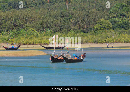 Bateaux de pêche sur la lagune de Tizit Beach sur la péninsule Dawei, Myanmar Banque D'Images