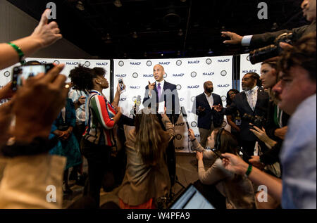 Detroit, Michigan, USA. 24 juillet, 2019. Le sénateur CORY BOOKER répond aux questions des médias au cours de la présidentielle de 2020 au Forum 110e Convention nationale de la NAACP. Crédit : Brian Cahn/ZUMA/Alamy Fil Live News Banque D'Images