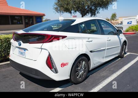 Vue arrière d'une Toyota Prius blanc Premier bouchon dans la voiture électrique hybride, avec l'air pur de la Californie, de l'autocollant Véhicule à Dublin, Californie, le 20 août 2018. () Banque D'Images