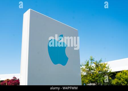 Close-up of blue logo sur panneau avec façade de bâtiments du siège en arrière-plan près du quartier général d'Apple Ordinateurs dans la Silicon Valley, à Cupertino, Californie, le 26 août 2018. () Banque D'Images