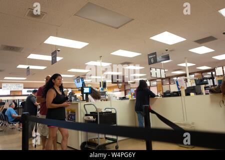 Les gens à attendre en ligne au California Department of Motor Vehicles (DMV) Bureau à Plesanton, Californie, le 28 août 2018. () Banque D'Images