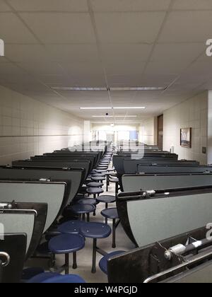 Tables pliantes cafétéria aligné et prêt pour la nouvelle année scolaire. Banque D'Images