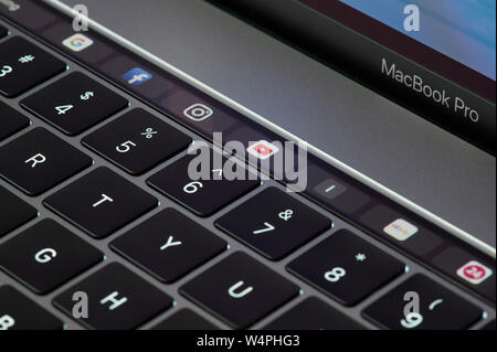 New York, USA - Le 24 juillet 2019 : Touch bar plan rapproché sur portable macbook pro moderne Banque D'Images