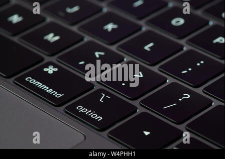 New York, USA - Le 24 juillet 2019 : plan rapproché sur couleur gris clavier macbook pro avec de nouvelles technologies de papillon Banque D'Images