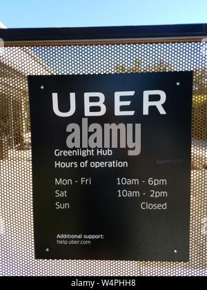 Close-up de signer avec logo à l'entrée du centre d'inspection et de moyeu Greenlight pour le covoiturage société Uber Inc, un endroit centralisé où les nouveaux véhicules des conducteurs sont inspectés et approuvés par l'entreprise, dans la Silicon Valley, San Jose, Californie, le 18 septembre 2018. () Banque D'Images