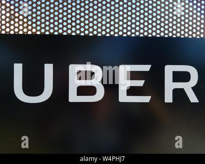 Close-up de logo au centre d'inspection et de moyeu Greenlight pour le covoiturage société Uber Inc, un endroit centralisé où les nouveaux véhicules des conducteurs sont inspectés et approuvés par l'entreprise, dans la Silicon Valley, San Jose, Californie, le 18 septembre 2018. () Banque D'Images