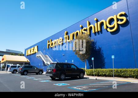 Façade avec logo visible au mobilier de maison IKEA store dans le centre-ville d'Emeryville, Californie, avec des voitures garées en face, le 18 septembre 2018. () Banque D'Images