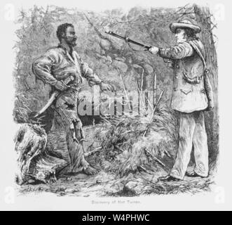 Illustration noir et blanc, sous-titrées "découverte de Nat Turner, ' illustrant le moment où Nat Turner, le chef d'une révolte des esclaves de 1831 à Southampton County, en Virginie, a été découvert après avoir caché dans la forêt pendant deux mois après son échec de la rébellion, Turner, vêtu de vêtements en lambeaux, des mesures de l'avant avec une expression de défi sur son visage et une main tenant son épée, un homme aux cheveux longs à droite, portant un chapeau, une veste et un pantalon, et un air sérieux sur son visage, les points un fusil sur la tête de Turner, 1881. À partir de la Bibliothèque publique de New York. () Banque D'Images
