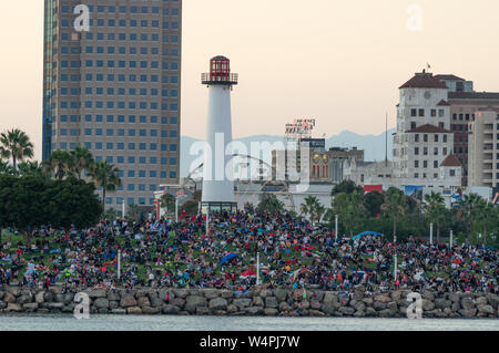 Grande foule de personnes à long Beach, Californie, montrée célébrant le jour de l'indépendance, le 4 juillet 2016. Banque D'Images