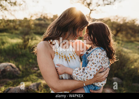 Young mother holding daughter et de câlins en plein champ de la californie Banque D'Images